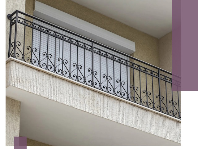 Балконные ограждения из металла и стекла в Сегеже для домов