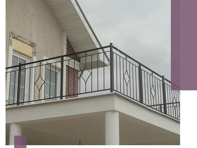 Изготовление балконных ограждений в Сегеже из металла и стекла