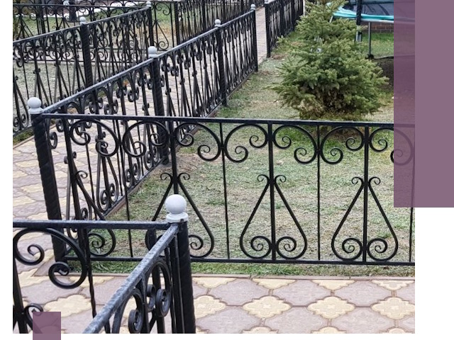 Кованые газонные ограждения под ключ в Сегеже